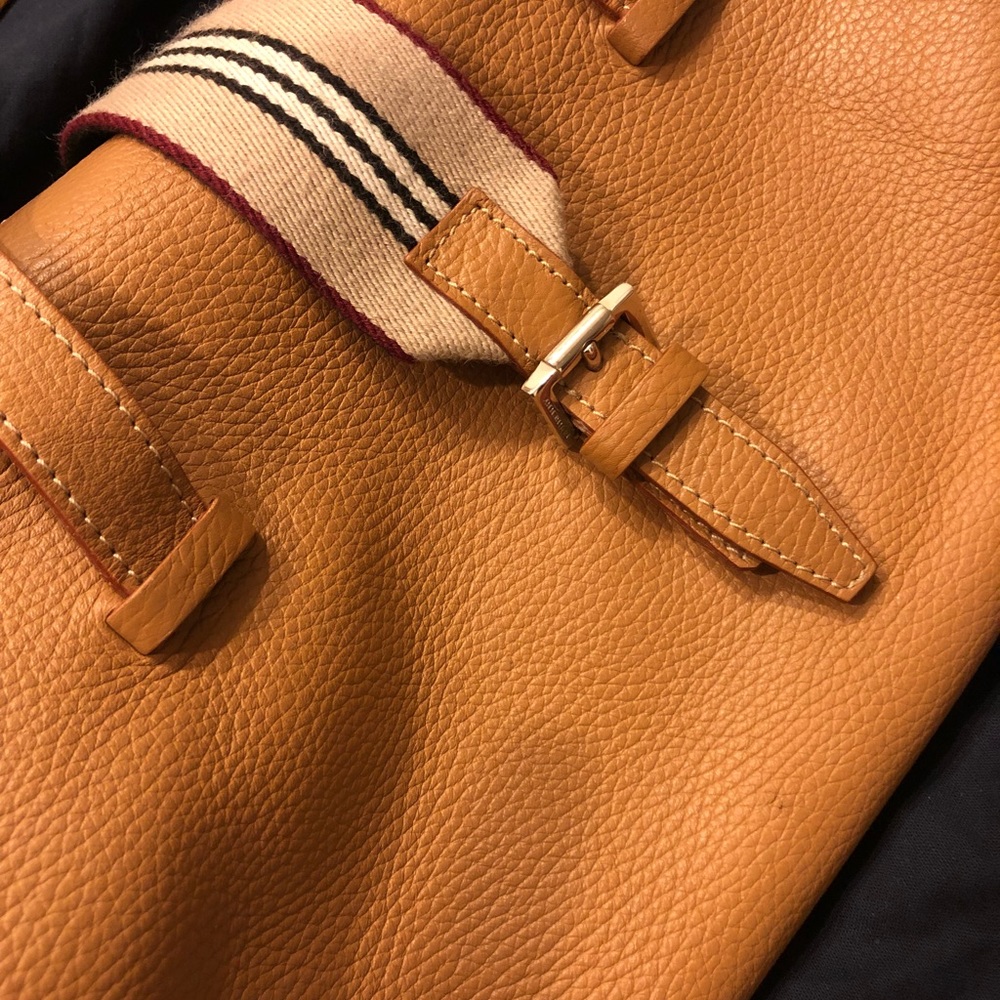 Burberry Tan pebbled Leather Handbag